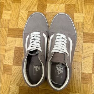 Mens 7, women’s 8.5 warm grey old skool vans